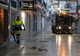 Una hidrolimpiadora trabajando en las calles de Benalmádena.