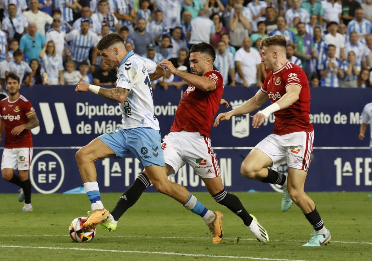 Roberto conduce el balón en una jugada del partido de ida en La Rosaleda.