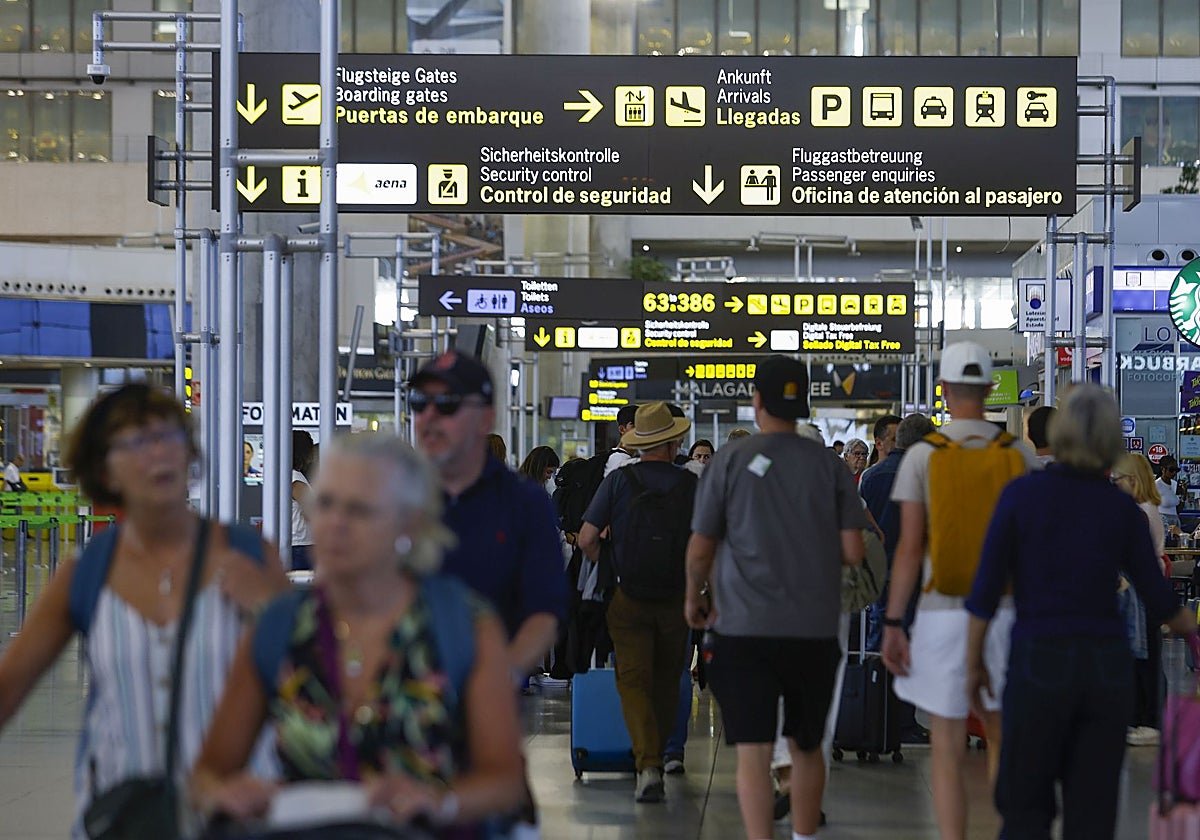 Turistas en el aeropuerto de Málaga.