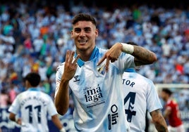 Roberto hace un gesto con sus manos señalando sus cinco goles conseguidos ya en lo que va de 'play-off' de ascenso, tras el 2-1 de penalti ante el Gimnástic el sábado.