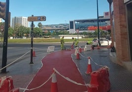 Operarios pintando el trazado de carril bici en el entorno del Perchel.