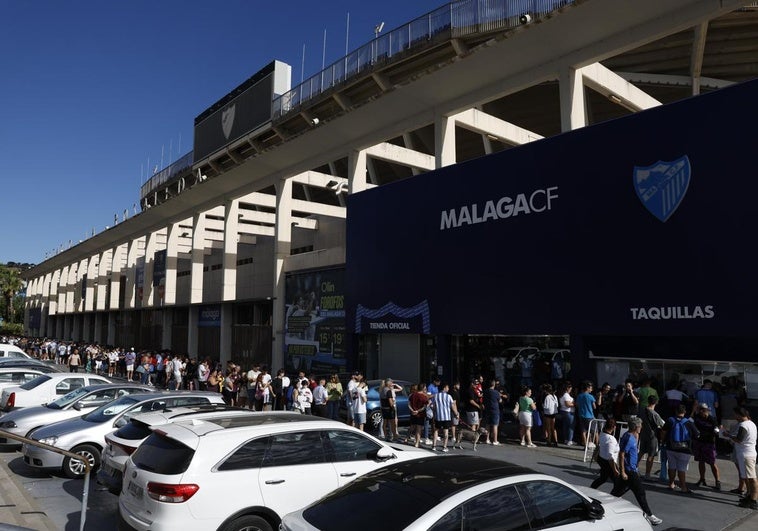 Imagen de la fila de aficionados del Málaga este miércoles a primera hora de la mañana en los aledaños de La Rosaleda.