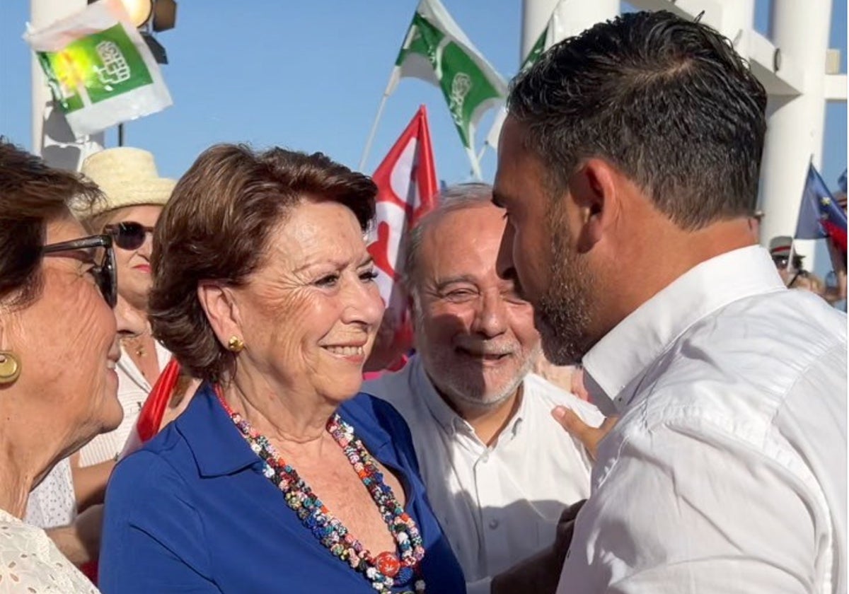 Pérez saluda a Álvarez el pasado 5 de junio en el mitin de Pedro Sánchez en Benalmádena.