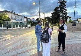 La edil de Obras, con unas vecinas, en la zona.