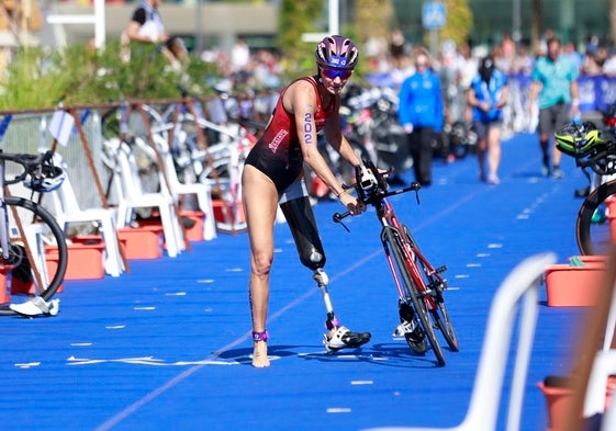 Una paratriatleta, en la Copa del Mundo celebrada en el entorno de Muelle Uno el pasado octubre.