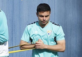Imagen del jugador del Málaga Luca Sangalli durante un entrenamiento junto a su compañero Juande.