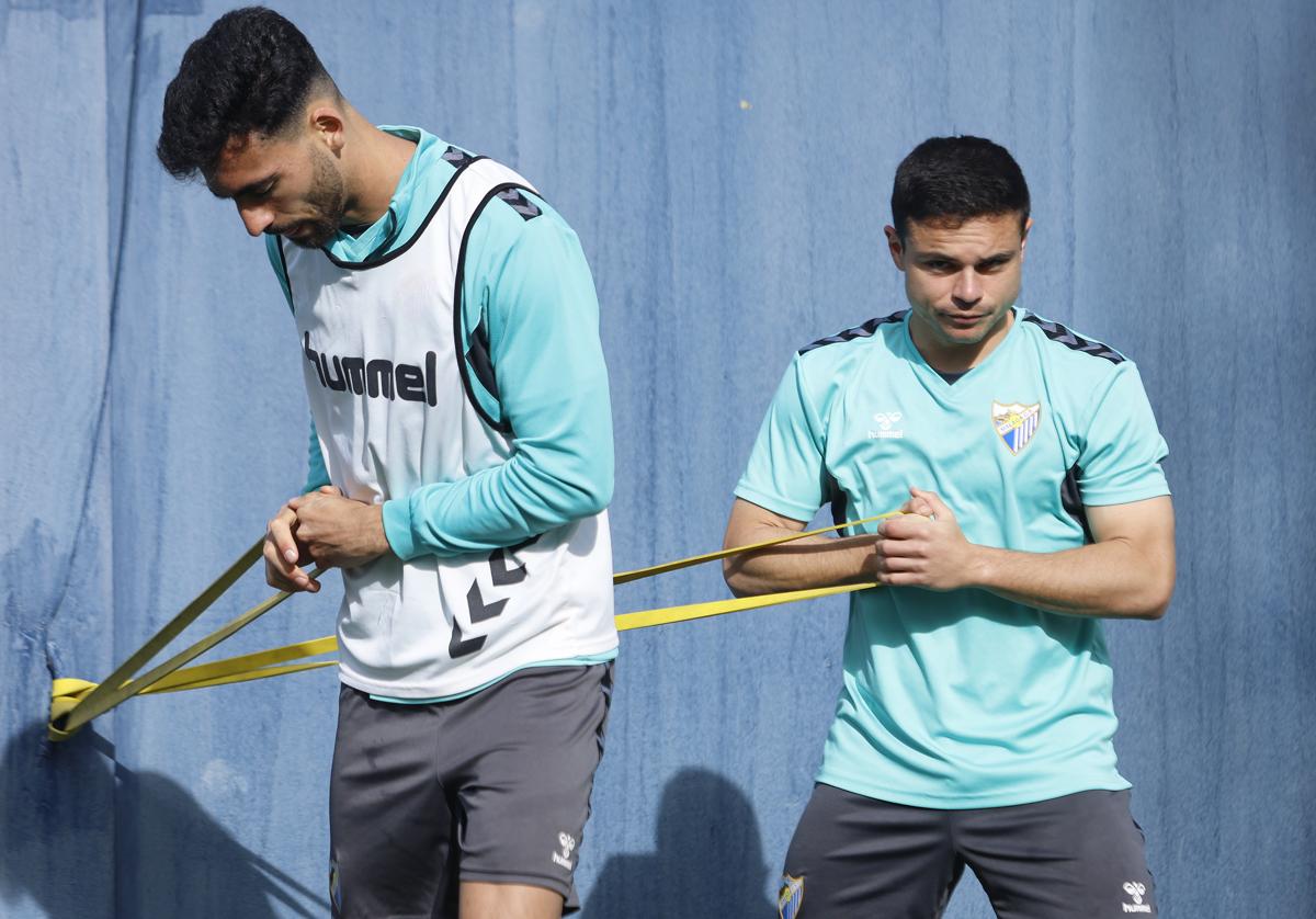 Imagen del jugador del Málaga Luca Sangalli durante un entrenamiento junto a su compañero Juande.