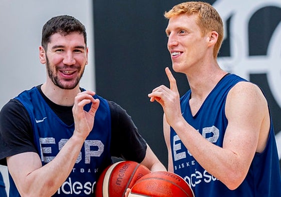 Alberto Díaz bromea con Brizuela durante un entrenamiento con la selección esta semana en Madrid.