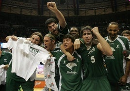 Nicevic, Herrmann, Vasileiadis, Lázaro, Pietrus, Berni y Risacher celebran el tíulo de liga sobre la pista del Buesa Arena traas vencer al TAU.