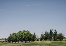 Vista de jugadores en un campo de golf de la Costa del Sol.