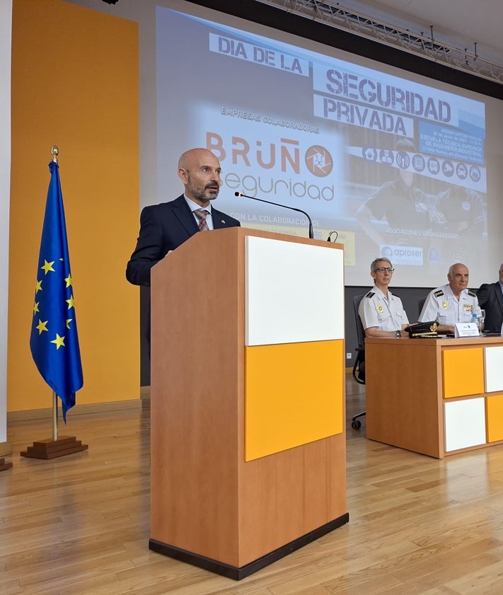 Imagen secundaria 2 - El periodista Juan Cano recoge el reconocimiento otorgado a este periódico, entregado por el jefe provincial de la Policía Nacional en Málaga, Enrique Barón; imágenes del acto, que estuvo presidido por el subdelegado del Gobierno, Javier Salas.