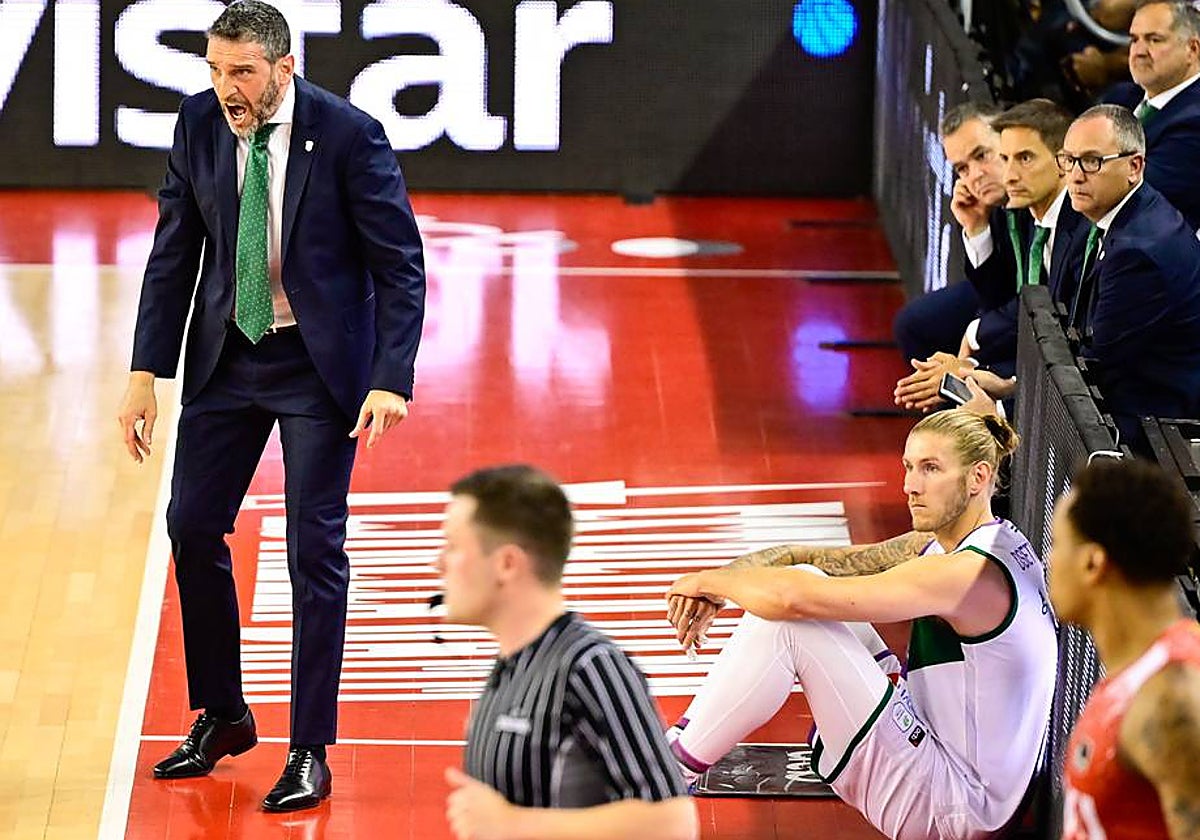 Ibon Navarro da instrucciones con Osetkowski sentado y preparado para un cambio.