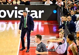 Ibon Navarro da instrucciones con Osetkowski sentado y preparado para un cambio.
