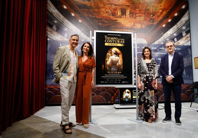 Las actrices malagueñas, junto al actor Alberto Vázquez y Juan Antonio Vigar.