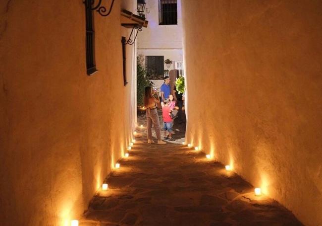 Cientos de velas iluminarán este sábado las cuidadas calles de esta villa del Alto Genal.