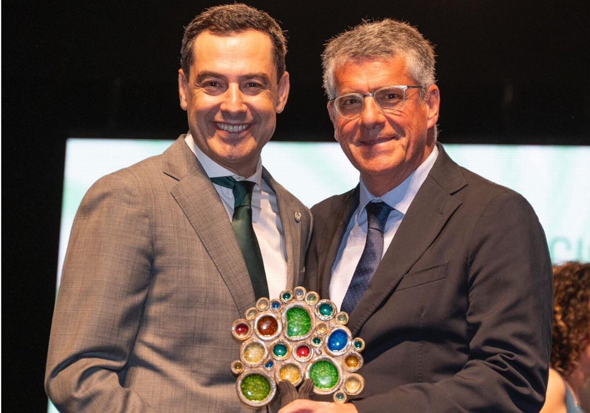 El presidente de la Junta, Juanma Moreno, entregó el premio al alcalde nerjeño, José Alberto Armijo.