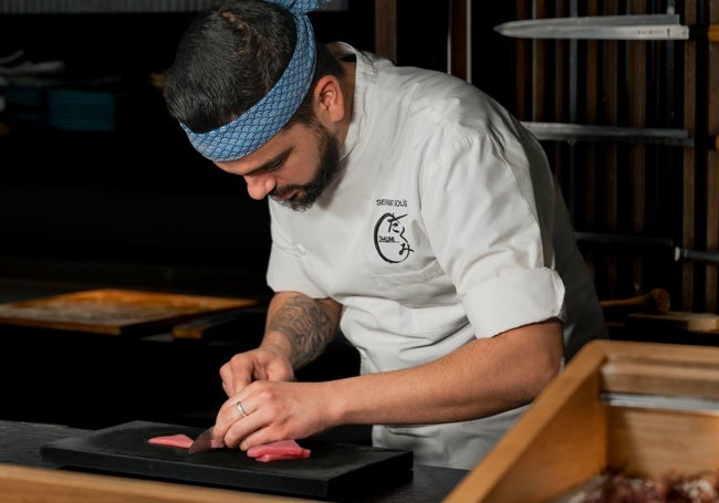 El joven marbellí, en la cocina de Ta-Kumi.