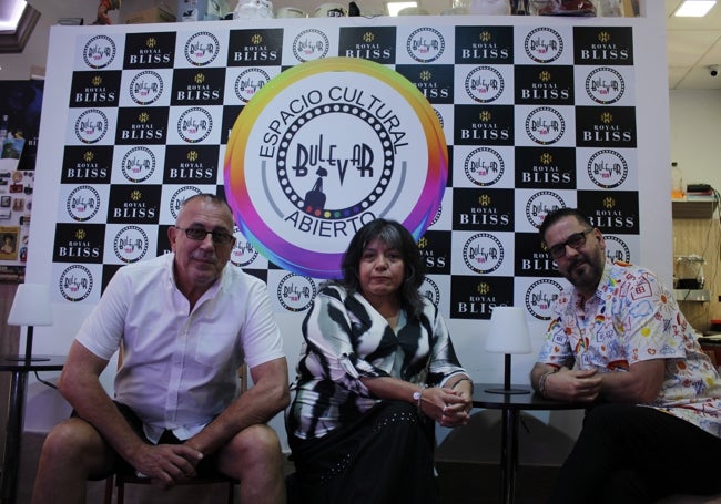 Juan Royo, María Esther Beltrán y Paulo Molleda, en el 'photocall' de Espacio Cultural Abierto.