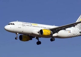 Vueling, multada con 28.000 euros por negar el embarque a una mujer por su escote