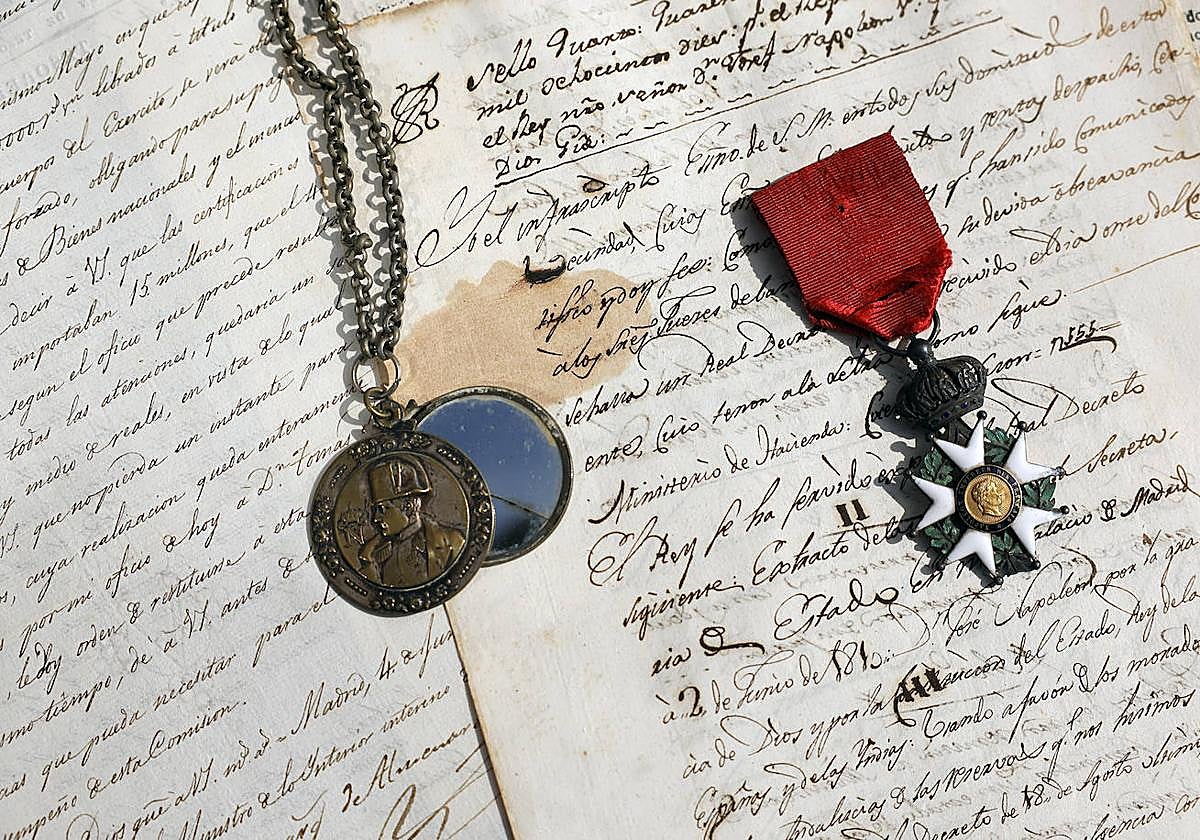 Los escritos iban acompañados de medallas y la legión de honor, máxima condecoración francesa.