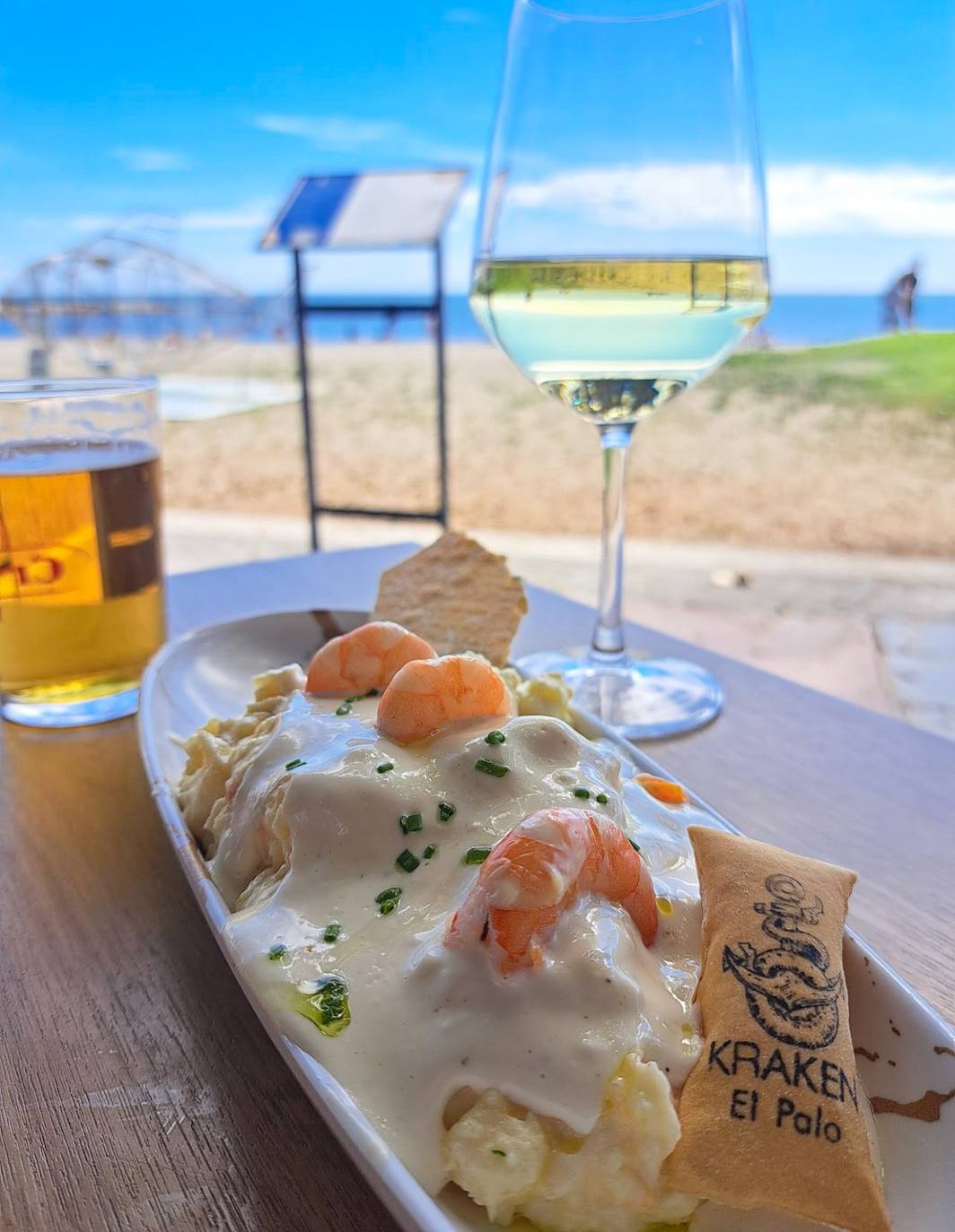 Su ensaladilla rusa con langostinos: uno de los platos favoritos de sus comensales.