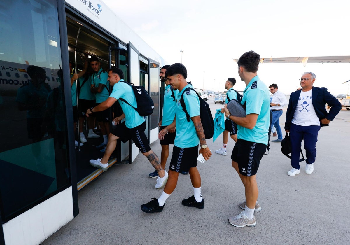 Los jugadores y Pellicer, ayer a la llegada a tierras catalanas para afrontar la final contra el Gimnástic.