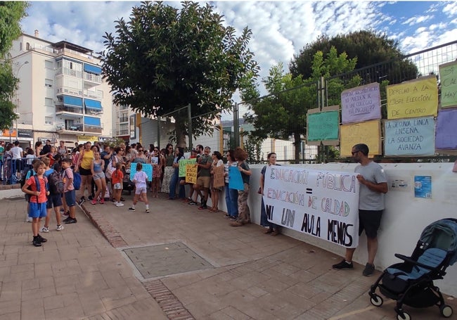 Protesta de alumnos y padres, a las puertas del colegio Narixa.