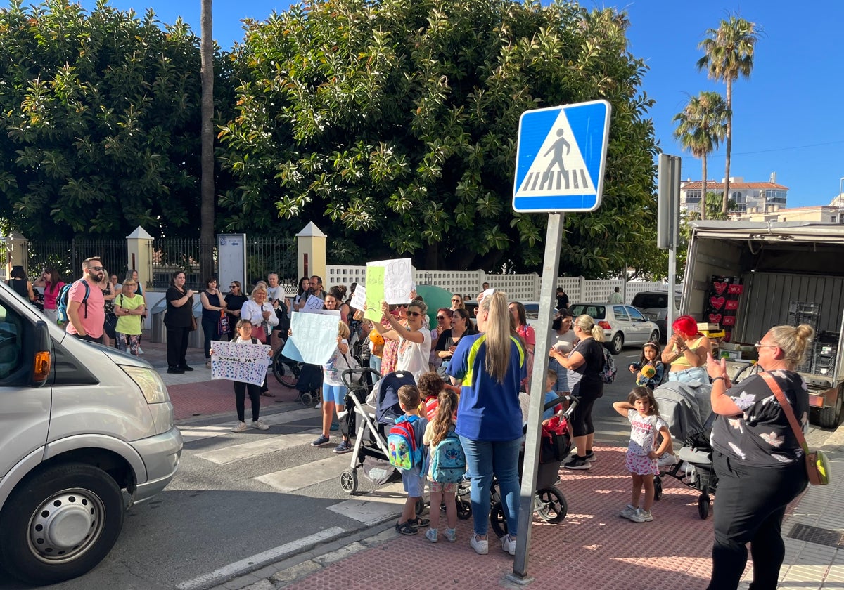 Protesta de padres y alumnos, este viernes en el colegio San Miguel de Nerja.