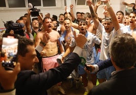 Moreno Bonilla, en el vestuario del Málaga celebrando el ascenso.