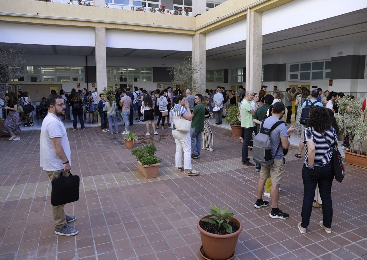 Imagen secundaria 1 - La presidenta del tribunal, Ana Belén Villena, lee a los opositores las instrucciones a seguir. Candidatos, en uno de los patios de la Facultad de Derecho, donde una joven da un último repaso a los apuntes. 