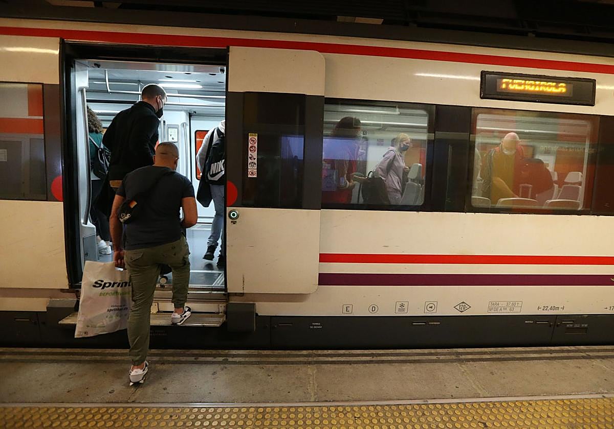 Usuarios del tren cercanías de Málaga a Fuengirola.