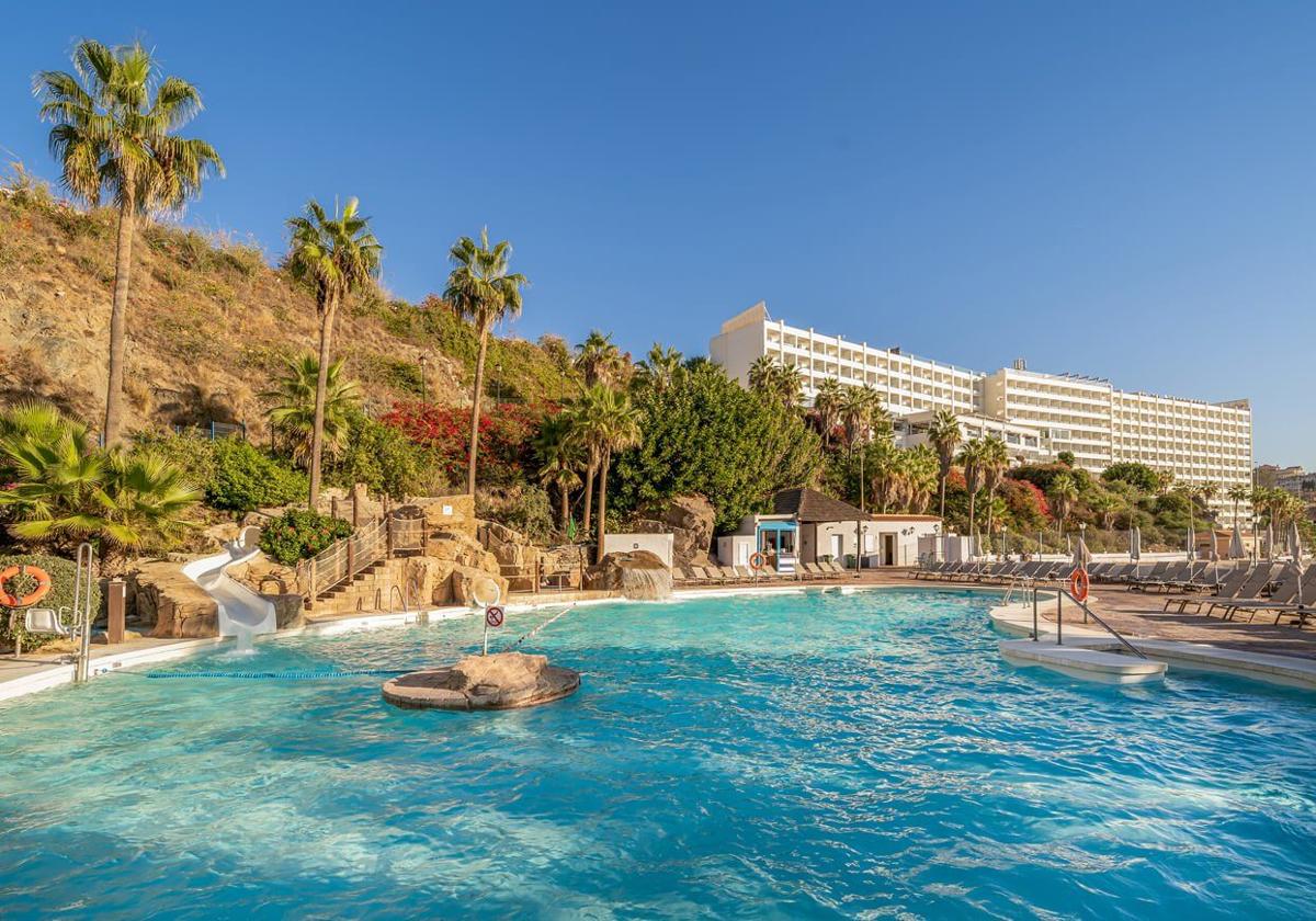 Jardines y piscina de un hotel de la Costa del Sol.