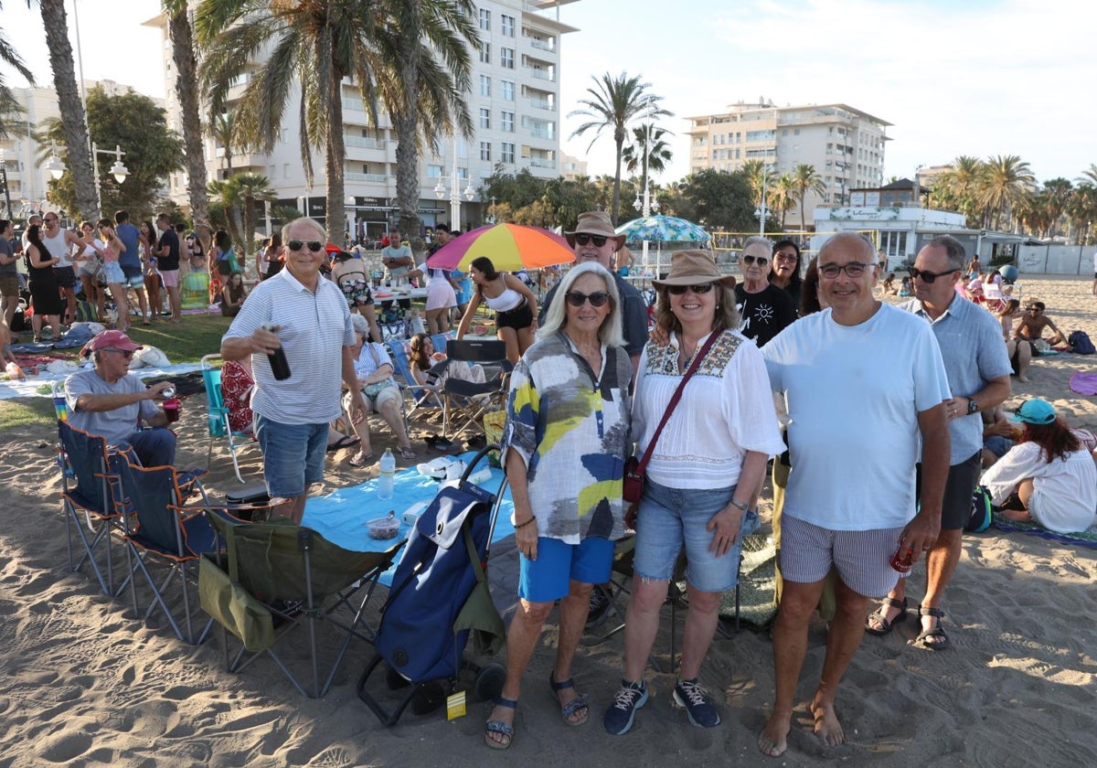 Mariela y un amplio grupo de amigos de diferentes nacionalidades cumplen con el ritual, verse la noche de San Juan en La Misericordia.