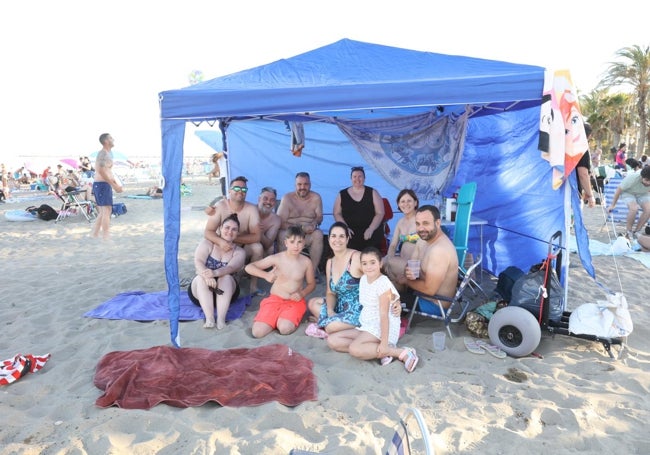 Patri, Yésica, Sergio, Alberto, Pedro, Virgina y los niños Nacho y Dalia, en la carpa que llevaron a la playa.