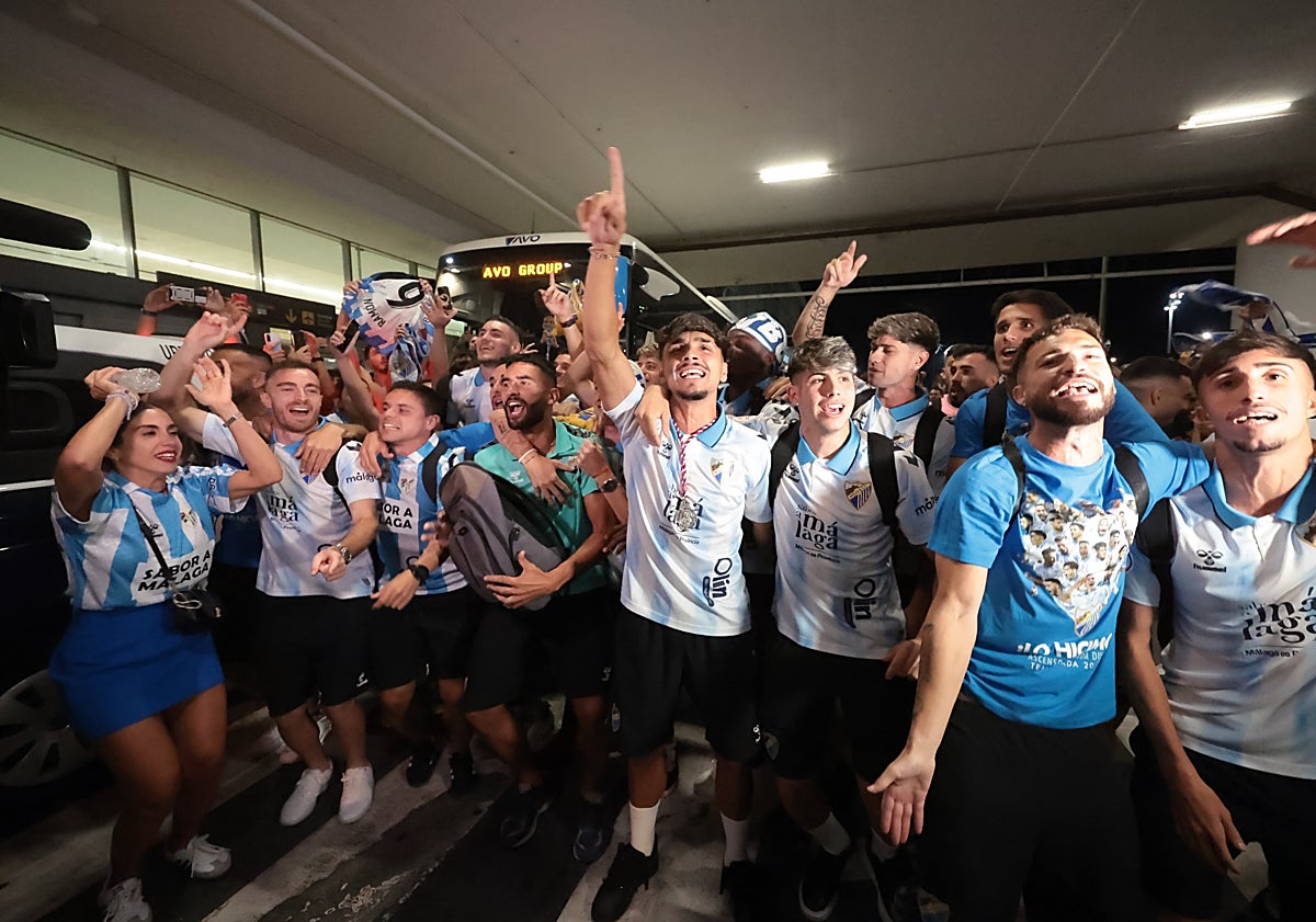 Imagen principal - Épico recibimiento a los héroes del Málaga