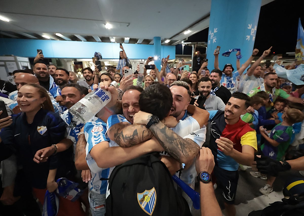 Imagen secundaria 1 - Épico recibimiento a los héroes del Málaga