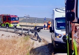 Fallece un motorista de 50 años tras chocar contra una valla y caer en una arqueta