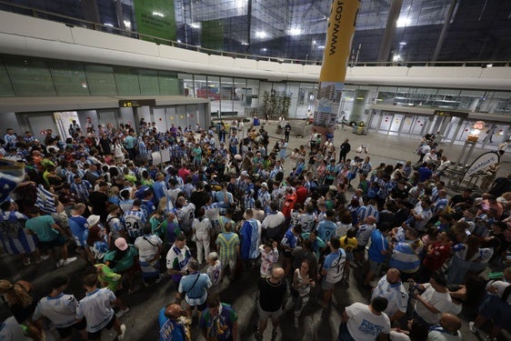 Una noche para recordar: brutal recibimiento en el aeropuerto y gran celebración en las calles