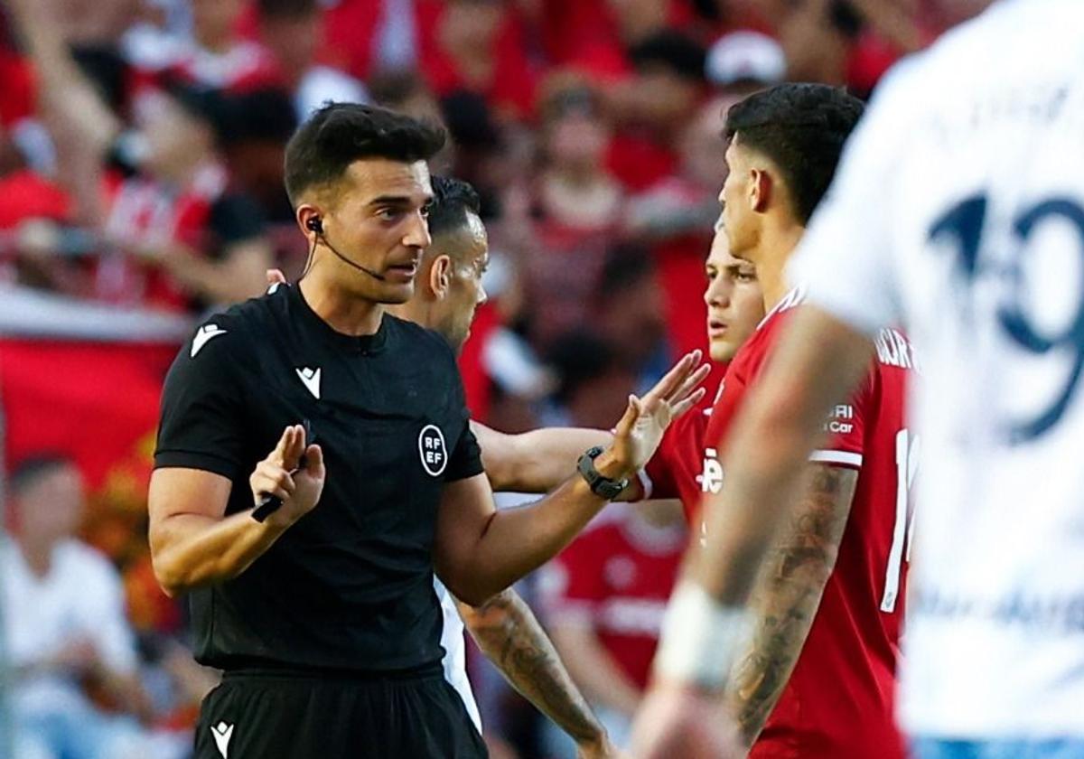 El colegiado Éder Mallo Fernández, durante el partido.