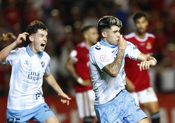 Antoñito Cordero celebra su gol perseguido por Aarón Ochoa.