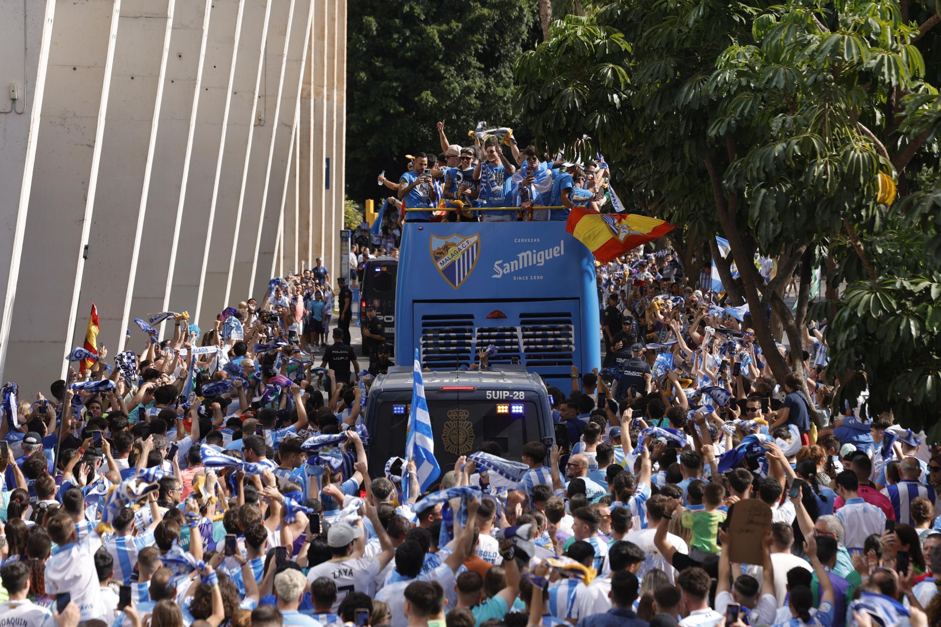 El autobús del equipo, saliendo de La Rosaleda.