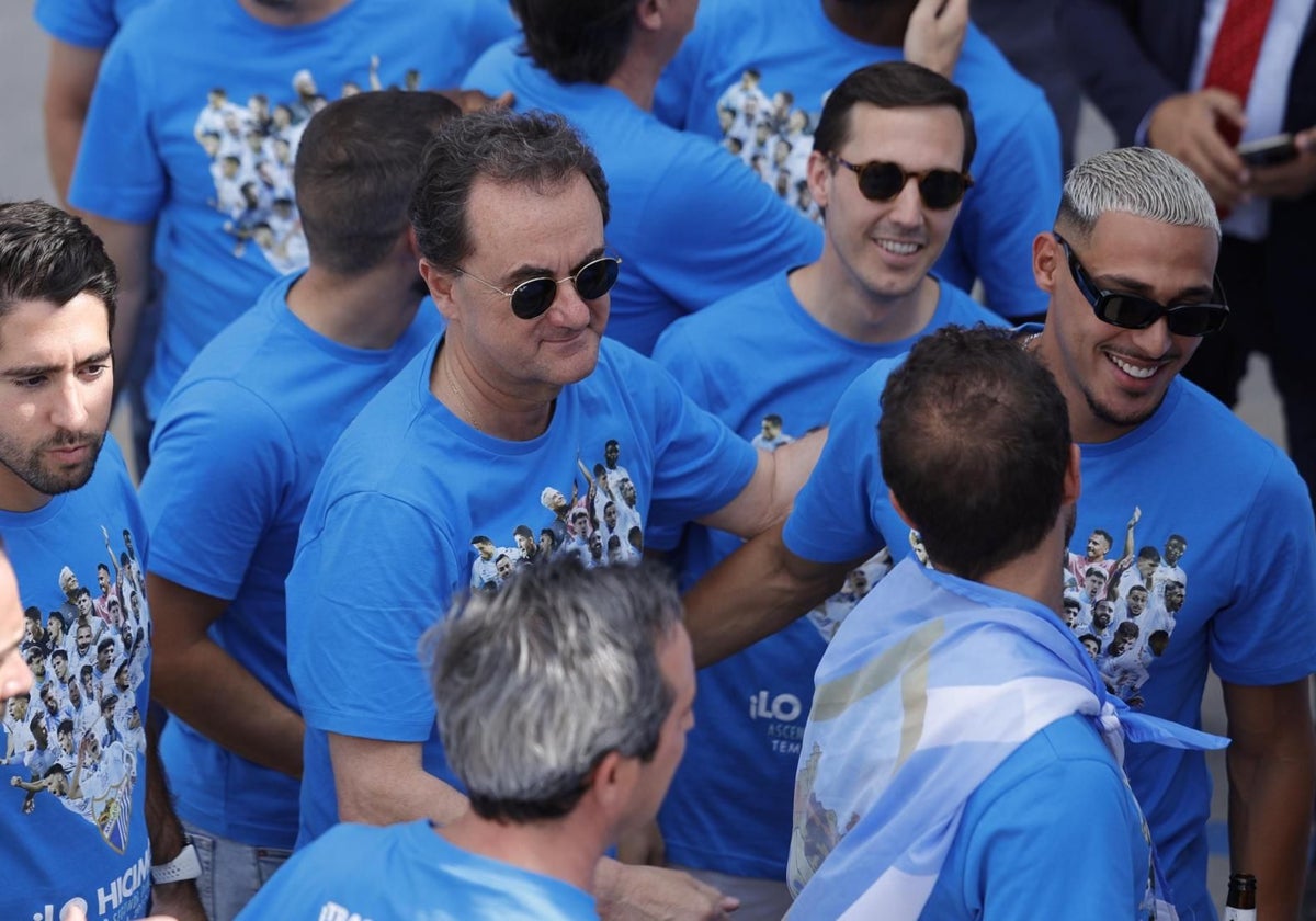 José María Muñoz, en el centro, durante las celebraciones de ayer tras el ascenso.