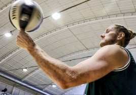 Osetkowski hace malabarismos antes de un entrenamiento en el Martín Urbano.