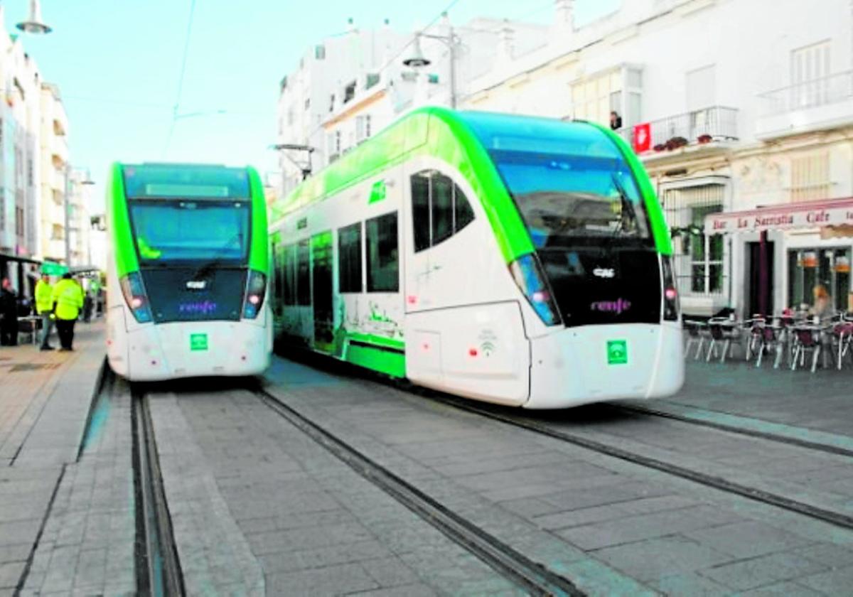 El tren tranvía de la Bahía de Cádiz, el último medio ferroviario metropolitano activado por la Junta.