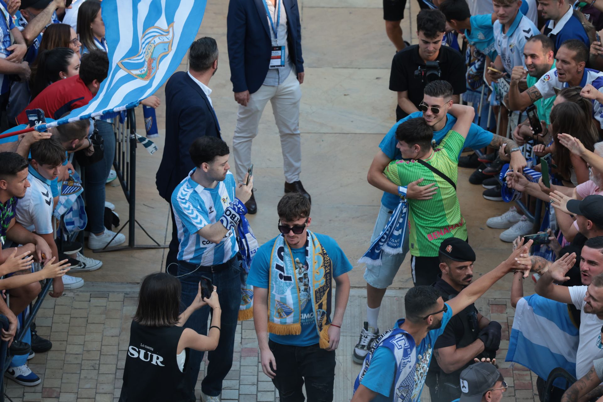 Numerosos aficionados esperaban al equipo en el Ayuntamiento, cénit de la celebración