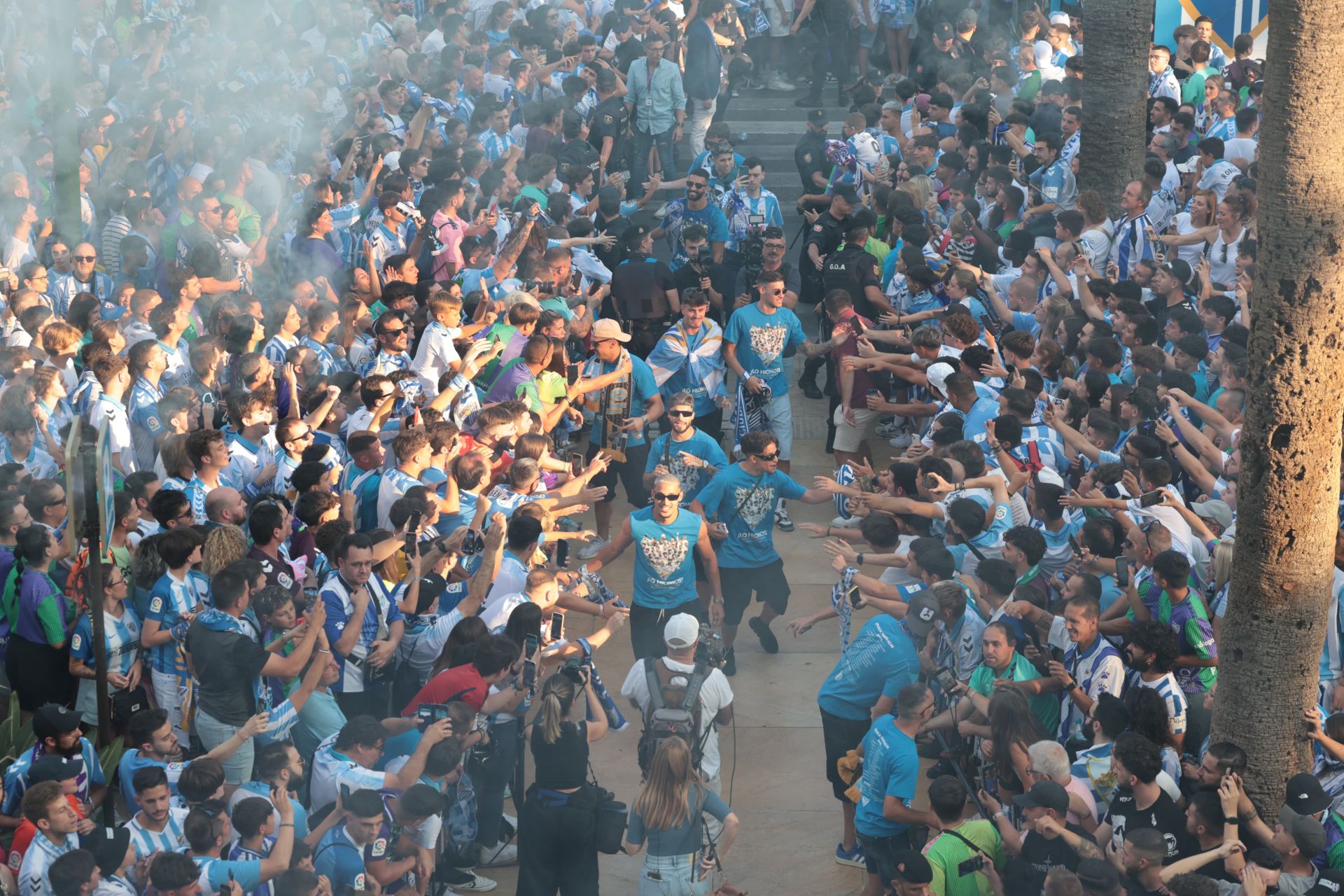 Numerosos aficionados esperaban al equipo en el Ayuntamiento, cénit de la celebración