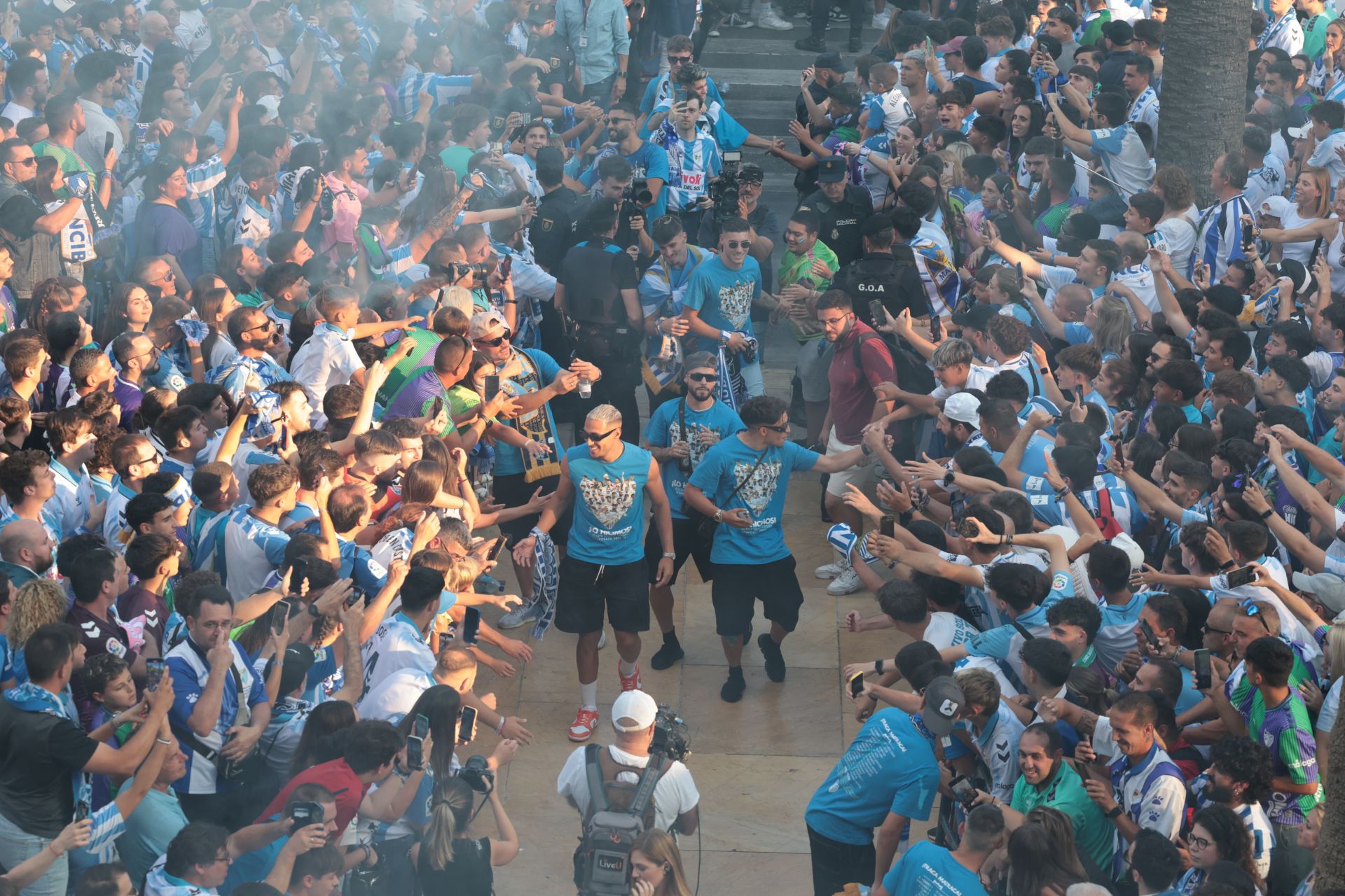 Numerosos aficionados esperaban al equipo en el Ayuntamiento, cénit de la celebración