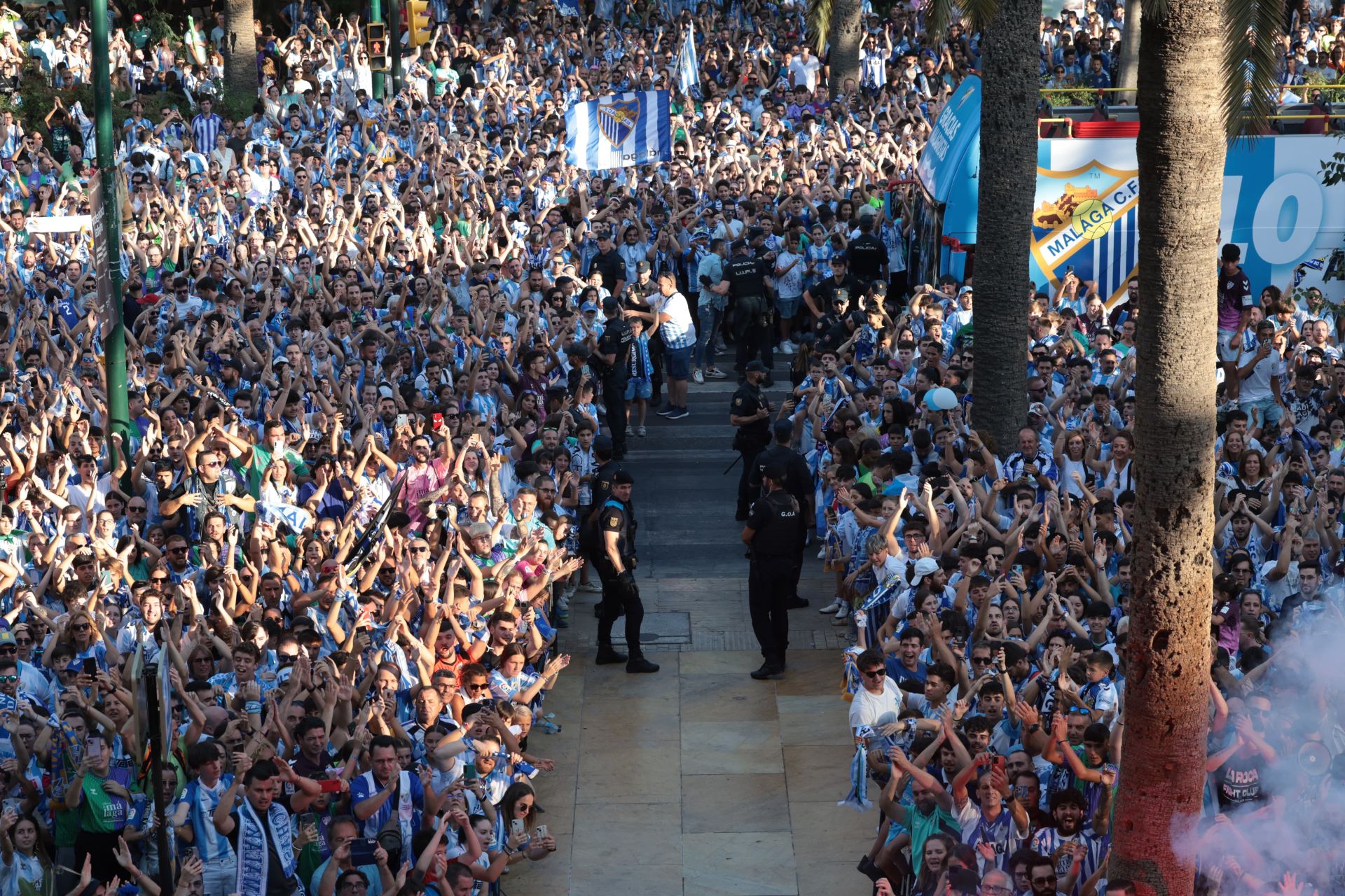 Numerosos aficionados esperaban al equipo en el Ayuntamiento, cénit de la celebración