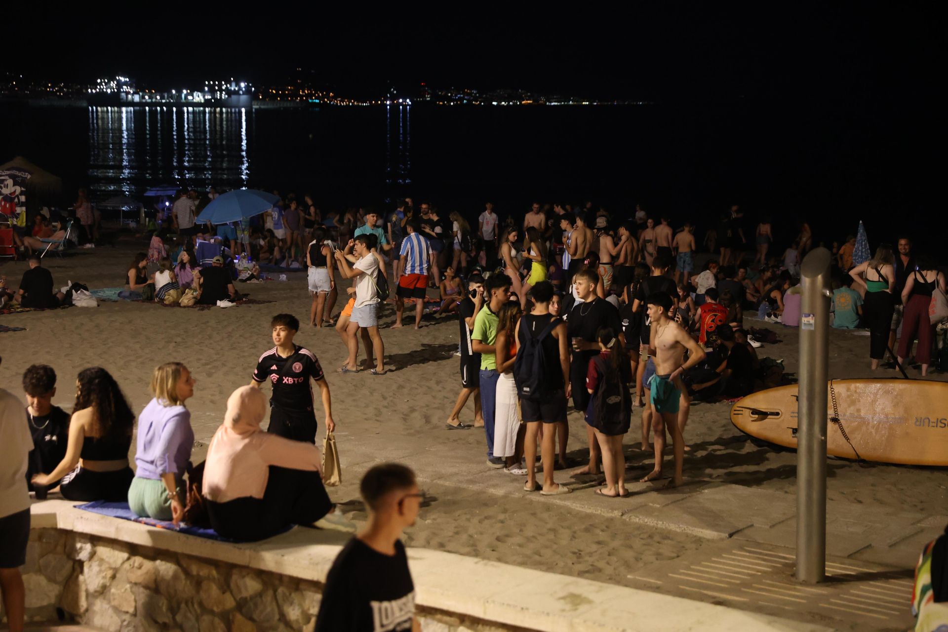 La celebración de la noche de San Juan en Málaga, en imágenes