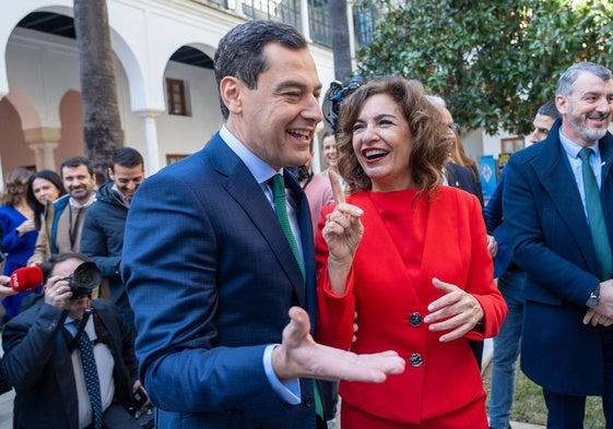 Juanma Moreno y María Jesús Montero, en un encuentro reciente en el Parlamento.